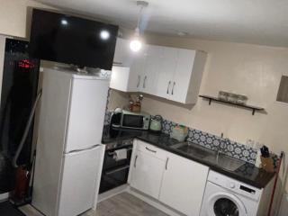 MeadowView Apartment B - 2 mins walk to Carrigaline town, sleeps 4 - 8