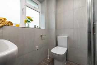 F5 - Studio Flat, Enquire, Fully equipped, With Parking, stay Ideal for Contractors, Relocators - 2