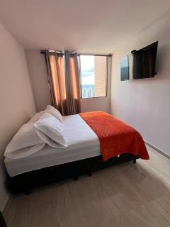 Moderno Apto de 2 Hab con Balcón y Gran Ubicación - 1