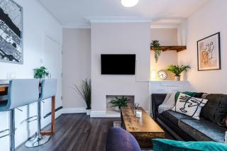 Modern 3BR House in Manchester, ideal for groups, FREE parking - Sleeps 8 - 8