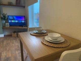 Chase View 1 Bed Sleeps 4 Parking WiFi Contractors - 9
