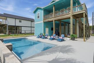 Sunrise Water Views + Private Pool Sleeps 8 - 9
