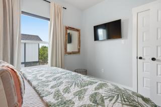 Sunrise Water Views + Private Pool Sleeps 8 - 4