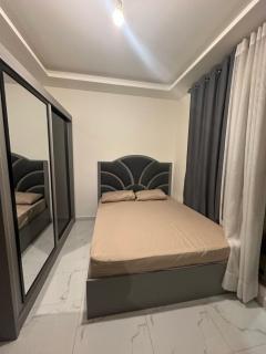 شقة أنيقة-غرفتين وصالة مع بلكونة Stylish 2-Bedroom Apartment with Balcony - 7