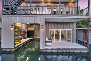Luxurious Lakehouse Living - 8
