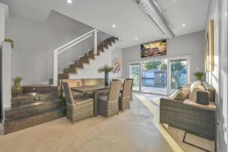 Luxurious Lakehouse Living - 1