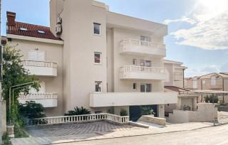 1 Bedroom Cozy Apartment In Makarska - 0