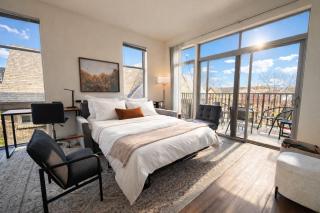 East Side Luxury 1BR Apt - Near Brady and Fiserv with Balcony - Sleeps 5 - 9