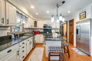 Pool, Hot Tub and Fun! Family Home Near Quantico - 8