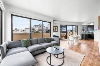 LaneStay - 3B2B Bright Apartment with Free Parking - 0