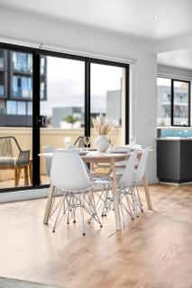 LaneStay - 3B2B Bright Apartment with Free Parking - 8