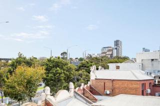 LaneStay - 3B2B Bright Apartment with Free Parking - 1