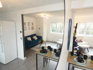 2BDR House 4 Beds & Sofa with 3 TVs Netflix PS4 Free Parking Near MCR AO Arena - 2
