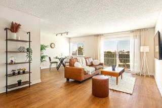 Spacious Oasis King Bed FREE Parking Sunset views - 4