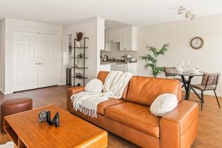 Spacious Oasis King Bed FREE Parking Sunset views - 3