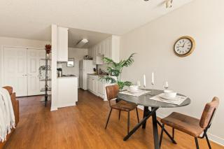 Spacious Oasis King Bed FREE Parking Sunset views - 2