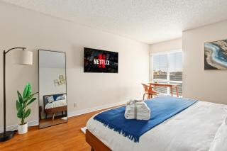 Spacious Oasis King Bed FREE Parking Sunset views - 9
