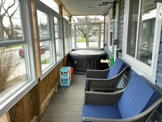 Hot Tub, Walk to Caesars, Free Parking, Sleeps 8 - 8