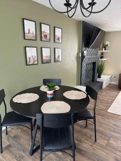 Wildrose INN 4 BD -5 mins to FLW! - 9