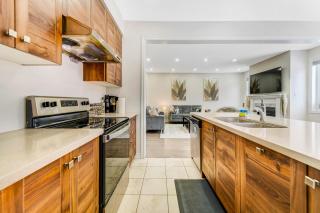 Luxury 5 Star Stay in Brampton Ideal for Groups! - 9