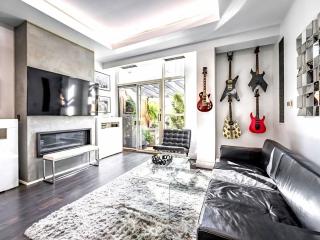 Spacious Downtown Apartment with Private Terrace, BBQ Grill - 9