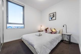 Stylish 2BR with Water Views in South Brisbane - 3