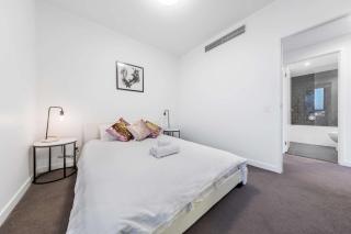 Stylish 2BR with Water Views in South Brisbane - 2