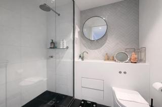 EQ Tower Luxury CBD Apartment - 5