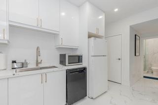 Entire 2BR Apt, In Eastern Toronto, Steps to Subway Include Free Parking - 5