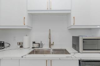 Entire 2BR Apt, In Eastern Toronto, Steps to Subway Include Free Parking - 1