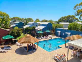 Seaside Villa Oasis - Pool & Wi-Fi - 8