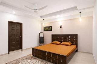 Luxury Three-Bedrooms Family Apartment Islamabad - 4