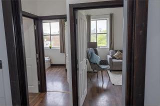 Modern 2 bedroom City Apartment with FREE PARKING - 2