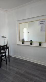 Cozy room near airport - 8