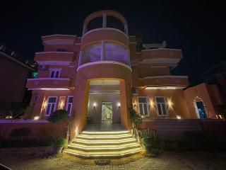 Tutankhamun Pyramids boutique - 0