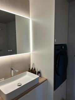 Modern central apartment overlooking Henningsvær - 9