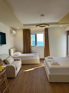 Yellow Studio - by LuckyMoonApartments - 8