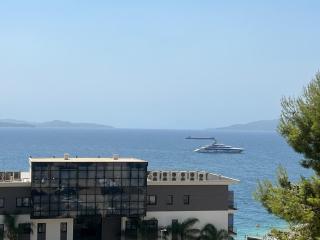 Yellow Studio - by LuckyMoonApartments - 6