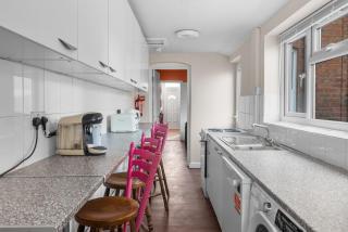 Stylish 3BR Victorian House Garden, BBQ, Parking - 5