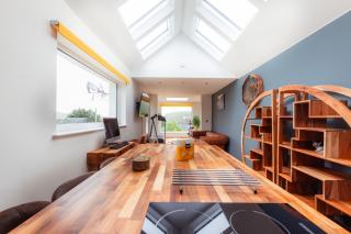 Elegant 2 Bdrm Seaview Cottage 1 - 8