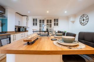 Spacious Leeds City Apt Sleeps 8 With Free Parking - 9