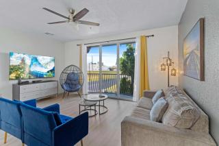 8036-133 Bright 3bd End-Unit Townhome with Balcony - 0