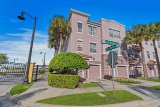 8036-133 Bright 3bd End-Unit Townhome with Balcony - 8