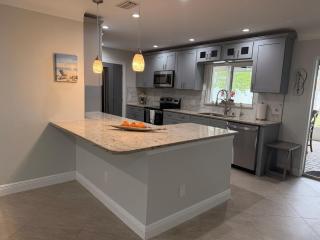 Gorgeous 3 BR, 3 bathrooms home on Snell Island, boating areas - 2
