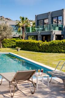 Stylish 2BR Retreat Pool Access Smart TV - 0