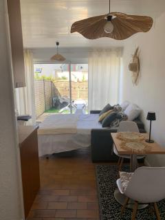 Waterfront studio with small garden, pool, parking - 0