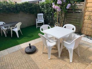 Waterfront studio with small garden, pool, parking - 8