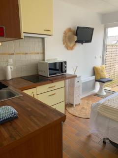 Waterfront studio with small garden, pool, parking - 5