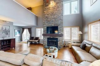 Blue Mountain Views Luxurious 3 bdrm Chalet - 0