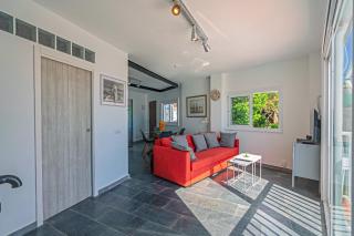 Beachhouse with amazing terrace next to the ocean - 1